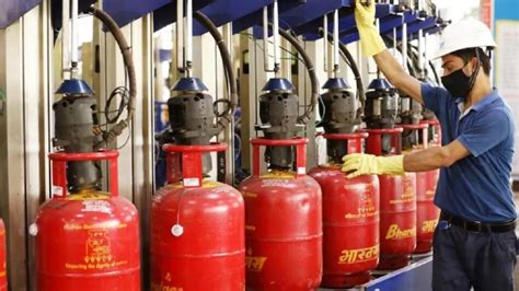 LPG Cylinder Price Cut: अब 600 रुपये में मिलेगा गैस सिलेंडर, मोदी ...