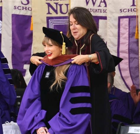 Taylor Swift成纽约大学荣誉博士，毕业演讲简直洒脱自信！|写歌_新浪新闻