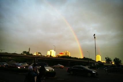 惊喜！阵雨过后，北京天空出现双彩虹！_京报网