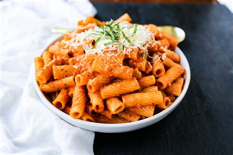 Creamy Roasted Red Pepper Pasta – Modern Honey