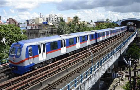 Kolkata Metro Lays Off Over 2500 Casual Employees | NewsClick