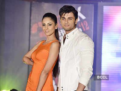 Zarine Khan and Shazahn Padamsee pose for photogs during Fashion ...