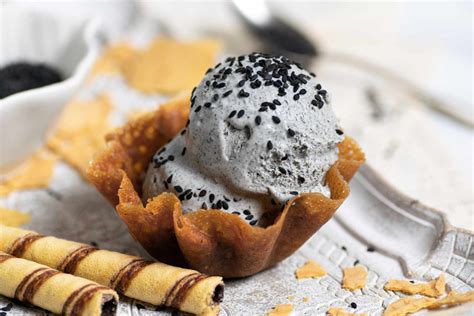 Japanese Toasted Black Sesame Ice Cream (黒ごまアイスクリーム) - SugarYums