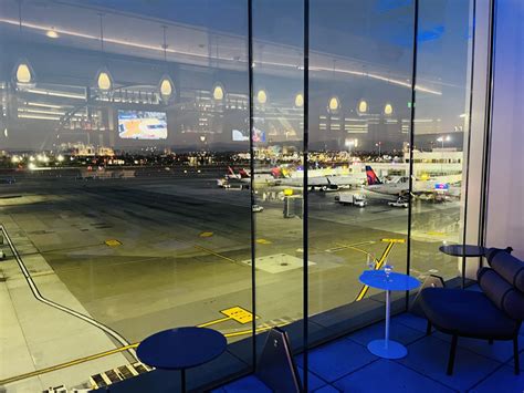 Review: Delta Sky Club LAX Terminal 3 For Delta One