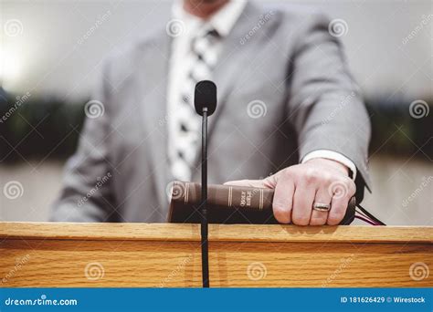 Business Man in Suit Preaching Image 的图像结果