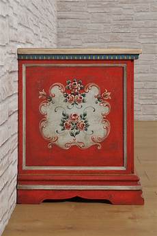 credenza tirolese credenza porta tv laccata in rosso e beige con decorazioni credenza tirolese credenza porta tv laccata in rosso e beige con decorazioni