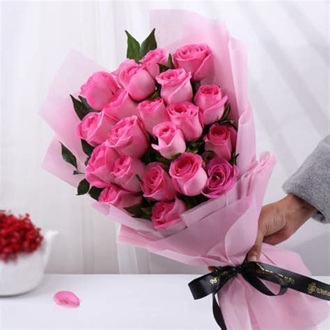 FlowerAura Romantic Fresh Live Flower Bouquet of Silky 20 Pink Roses In ...