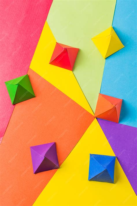 Pyramides en papier origami aux couleurs vives LGBT | Photo Gratuite
