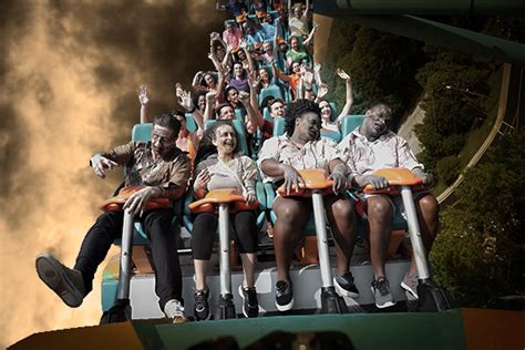 Six Flags hiring hundreds for Fright Fest | 11alive.com