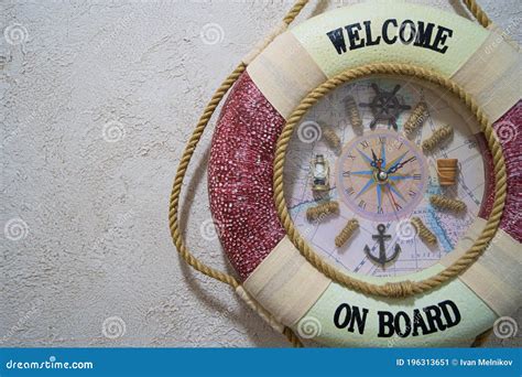 贴在墙上背景的救生浮标形式的墙钟 库存图片. 图片 包括有 读秒, 控制, 适航, 设计, 定位, 表单 - 196313651