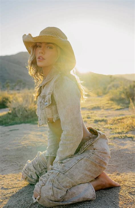 Raphaela Milagres's feet