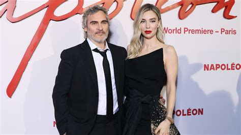 Joaquin Phoenix et Vanessa Kirby brillaient à la première mondiale de Napoléon - Ton petit look