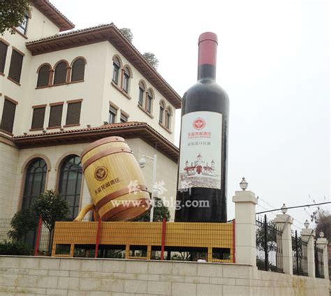 大型玻璃钢红酒瓶雕塑成为湖北宜昌酒庄的一大亮点-依塔斯景观空间