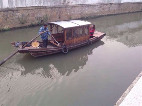 江苏苏州，游客乘手摇小船穿梭在水巷里，凉风习习美景看不尽__财经头条