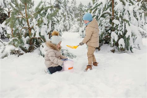 Kids Playing In The Snow Photos, Download The BEST Free Kids Playing In ...