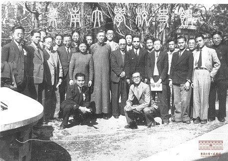 1946年考取教育部公费留学的中央大学毕业生与校长吴有训合影