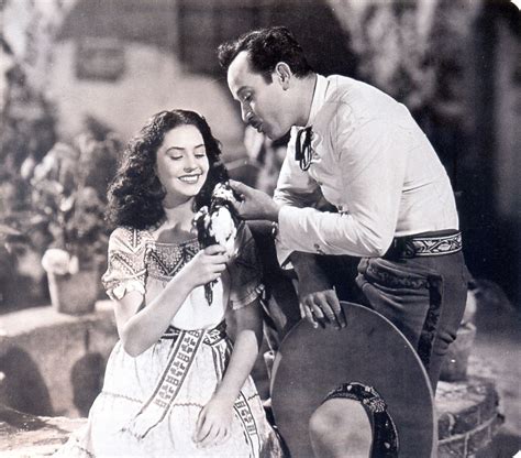 Eugenio Derbez enseña a su hija a cantar como Silvia Derbez | Erizos