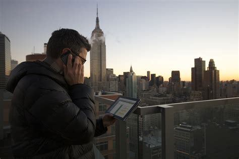 Herumziehen in New York mit der Hotelsoftware in der Tasche