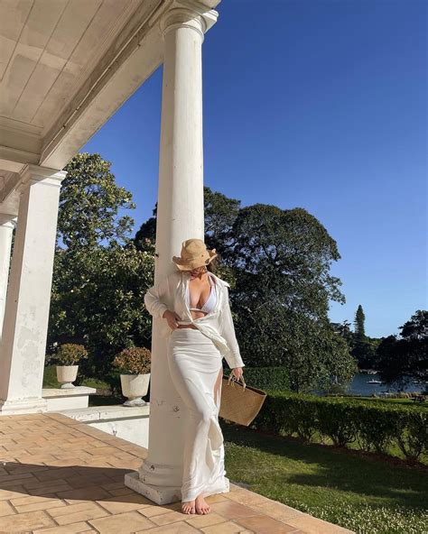 Lovely in White : r/ellacervetto