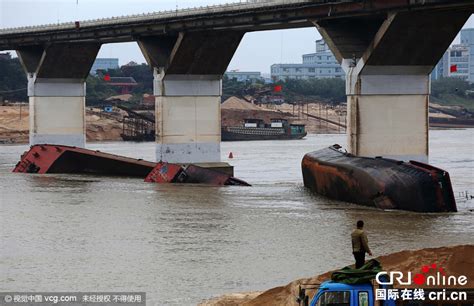 洪水过境，一货船在广西平南触碰桥梁致2人受伤|洪水|广西平南_新浪新闻