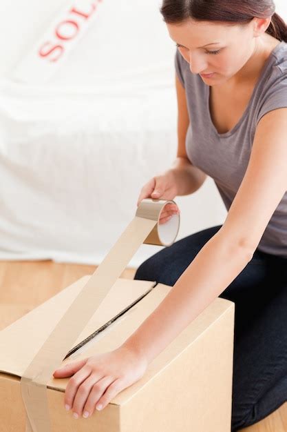 Mulher preparando cartão para transporte | Foto Premium