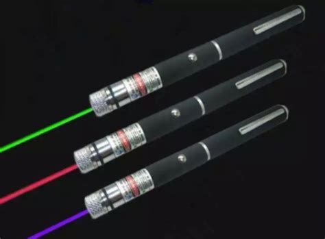 激光笔照射眼睛几秒险致失明，这种颜色的激光笔一定不能玩！