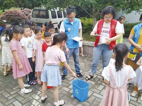 德清县教育局局长施敏丽一行调研徐家庄小学开学准备情况