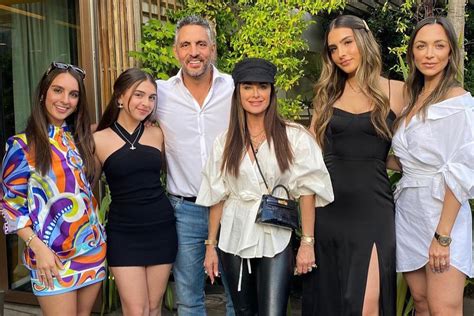 Kyle Richards’ Encino House Is Glowing for Halloween 2022 | Style & Living