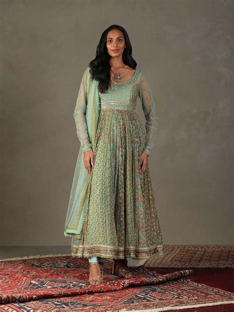 Karisma Kapoor spotlights hand-block prints with her Ritu Kumar ...