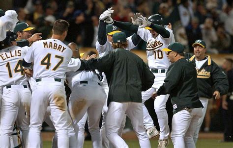 2002 A's watch closely as Indians go for AL consecutive-wins record