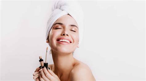 5 Places to Apply Primer for Oily Skin in Hindi।प्राइमर लगाने का तरीका ...