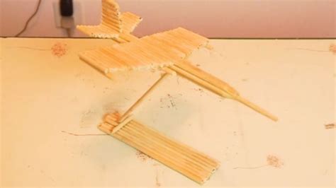 怎么用一次性筷子做飞机模型的制作方法_爱折纸网