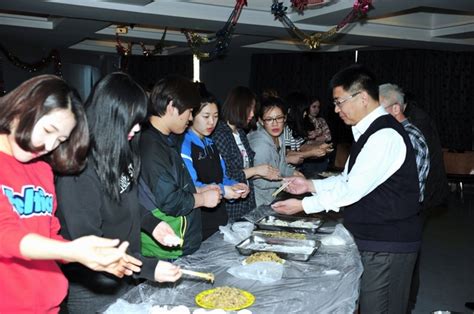 留学生包饺子 体验中国传统饮食文化-齐齐哈尔大学新闻网