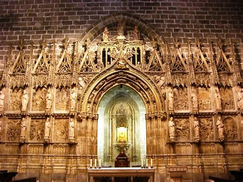 https://www.visitvalencia.com/sites/default/files/media/media-images/images/Capilla-del-Santo-C%C3%A1liz-VV-03297_1024-%20Foto_Maximo_Caletrio.jpg