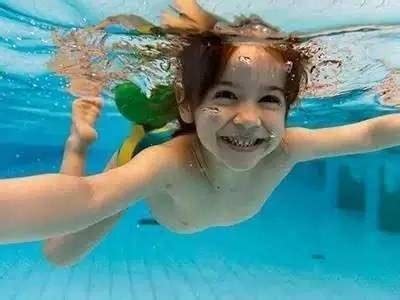 心痛：爸爸低头看手机，6岁女孩在游泳池淹死