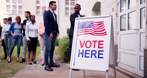 Modern Image of People Voting 的图像结果