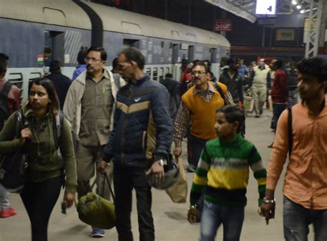 छुट्टियां खत्म होते ही दिल्ली रूट पर बसें-ट्रेनें रही पैक, भटकते रहे ...