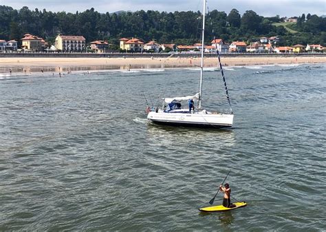 Un velero se queda encallado durante varias horas en la barra del ...