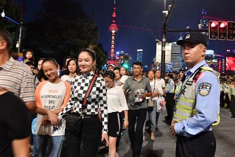 最高瞬时值6万余人！上海警方昨晚在外滩滨水区实施动态导流_市政厅_新民网
