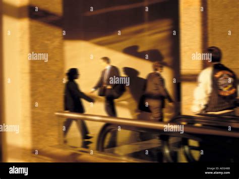 Free Business People Walking 的图像结果