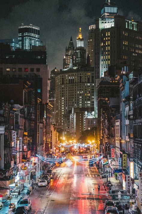Manhattan Bridge Pedestrian Path view of East Broadway Street | Explorest