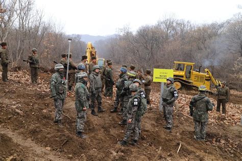 South and North Korean soldiers at the Military Demarcation Line (MDL ...