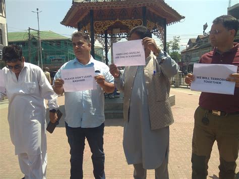 Kashmiri Pandits Migrant Camp on Edge as Targeted Killings Rise | NewsClick