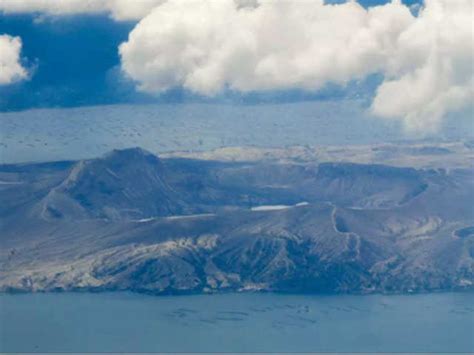Volcanic Eruption : Philippine volcano near capital spews ash and gas ...