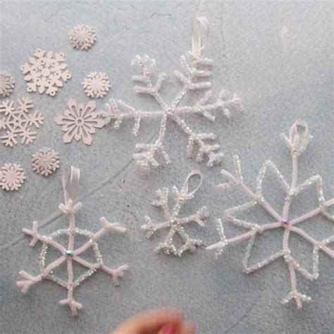 Easy Pipe Cleaner Poinsettia Ornaments | Xmas crafts, Christmas crafts ...