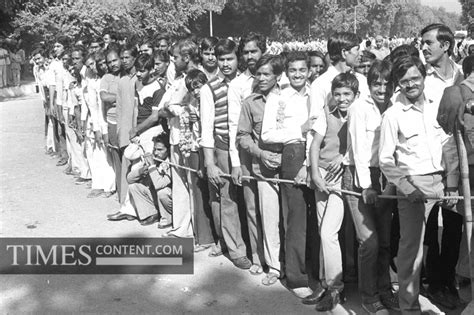 Indira Gandhi News Photo Mob at Prime minister Indira G...