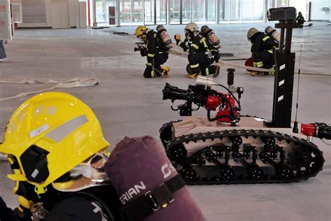 服贸会展馆实战演练灭火救援，消防机器人具备多种功能_京报网