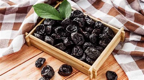 Study Finds Eating Prunes May Strengthen Bones In Postmenopausal Women ...