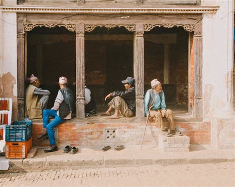 Local Siting People 的图像结果