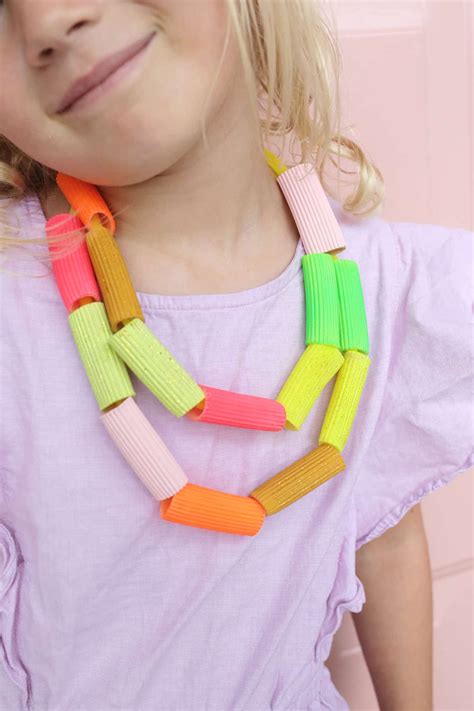Easy Macaroni Necklace - A Painted Pasta Craft - | Knutselen met ...